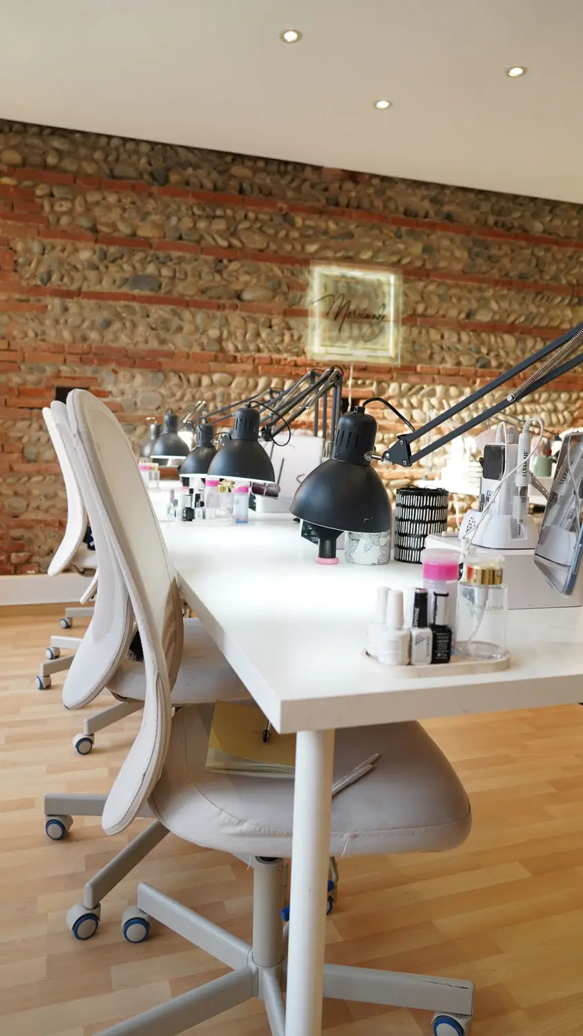 Des postes de travail modernes sur un bureau blanc avec tout le matériel professionnel dans un centre de formation ongulaire