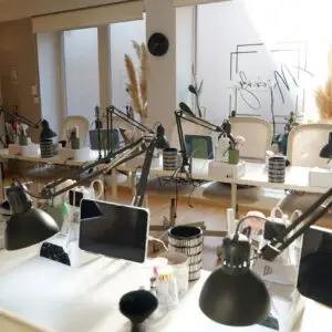 Un poste de travail individuel moderne avec tout le matériel professionnel dans un centre de formation onglerie