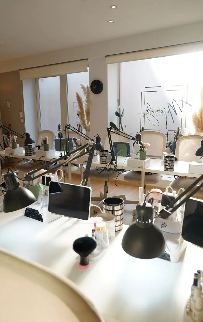 Un poste de travail individuel moderne avec tout le matériel professionnel dans un centre de formation onglerie