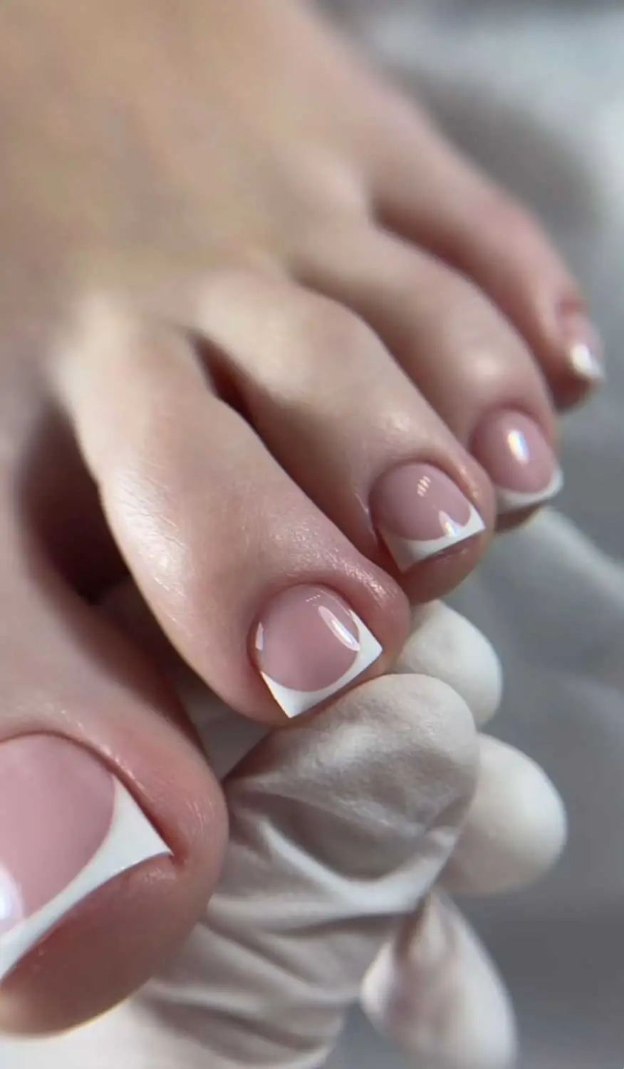 Un pied manucuré illustrant une formation de mise en beauté des pieds